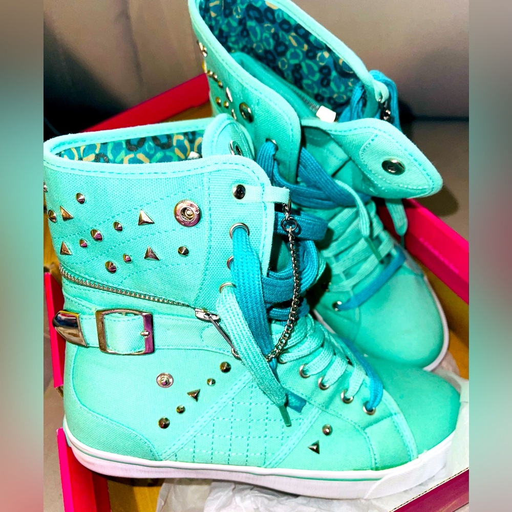 STUDDED SUGAR RUSH SNEAKER COLOR: ( MINT AQUA)